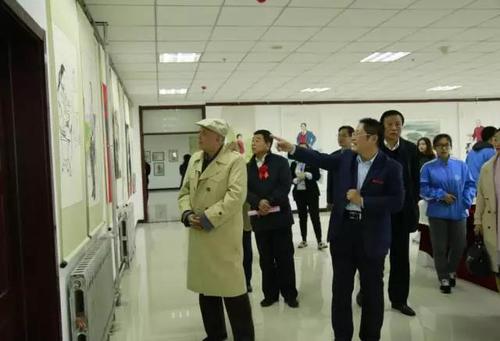 领导观展.jpg1.jpg