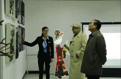 领导观展.jpg