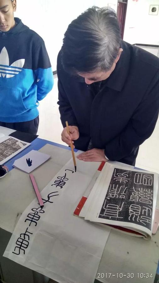 美术学院院长、书记与书法班同学见面会3.jpg