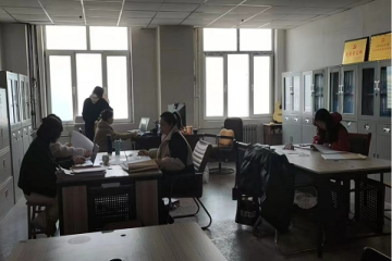 大学英语教研室期末阅卷工作正在进行时