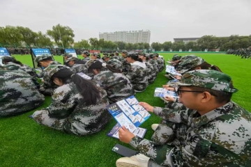 军训场上开讲反诈课 筑牢新生安全“防火墙”