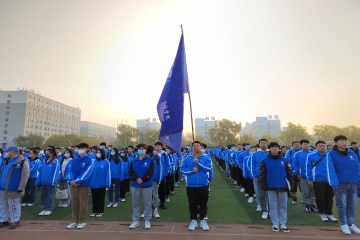 “凝心聚力迎评估 踔厉奋发谋发展” | 信息工程学院全体师生参加升旗仪式