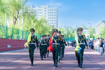 我校举行本学期六月升旗仪式