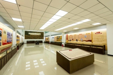 我校组织全体师生职工参观建校35周年成果展