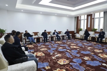 中华宇泉罐诊罐疗法发明人李玉泉先生走进我校，为组建大健康产业学院助力