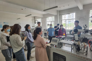 信息工程学院开展机器人实验室的培训