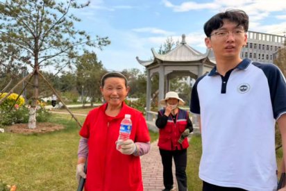 校庆暖心一幕！我院学生党员主动为校庆后勤环卫送暖出力！