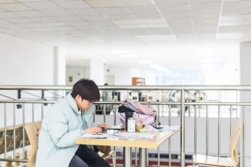 图书馆变“备考大本营” 我校学子全力以赴冲刺学期末