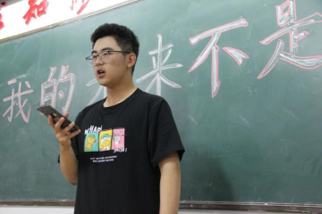 让心飞扬，让梦启航丨信息工程学院23级各班开展“我的未来不是梦”主题演讲比赛