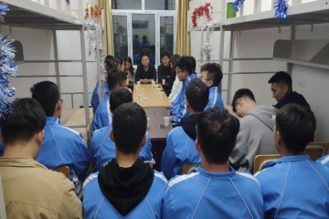 公司领导前往西区宿舍慰问并现场组织师生交流会