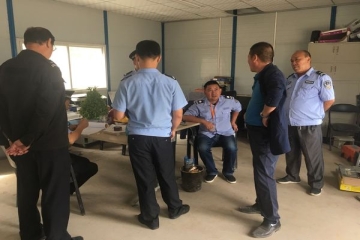 民警周金水一行来校检查消防安全工作