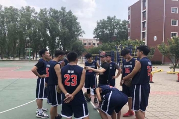 公司赢得与山西大学商务学院篮球友谊赛