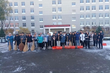 银装素裹涌暖流——信息工程学院组织进行“清扫道路积雪”活动