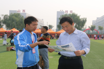 实验班学子为新生发放《科院生活导报》