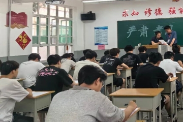 校领导深入南校区巡视指导期末考试工作