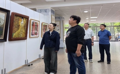 知名主持人高源来校参观交流