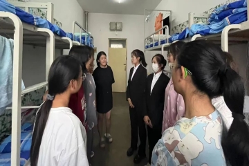 情暖关怀送新生——信息工程学院学生会组织学生干部深入新生寝室
