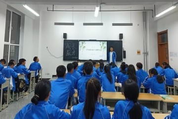 信息工程学院组织各班开展“学生说成长，成才”主题班会
