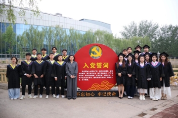 信息工程学院2025届毕业生毕业照拍摄圆满完成