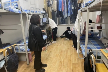 信息工程学院全体辅导员深入学生公寓对人文宿舍的建设情况进行督察