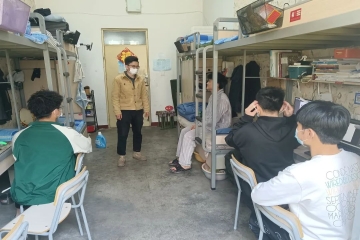 新冠病毒闹人心，辅导员深入公寓暖人心——辅导员杨修晶特写