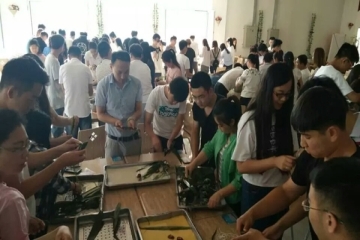 “1+1”实验班举办“粽香四溢，浓情端午”包粽子活动
