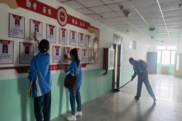 清理卫生死角 营造美好环境 | 信息工程学院第四党支部开展卫生大扫除活动