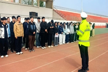交通安全进校园 平安护航筑防线 | 交警走进我校开展交通安全专题宣讲