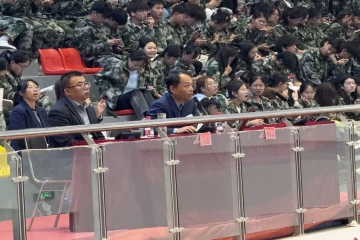 山西科苑物业公司生活服务部经理梁占山为新生作“生活服务保障与公共卫生安全”专题入学教育