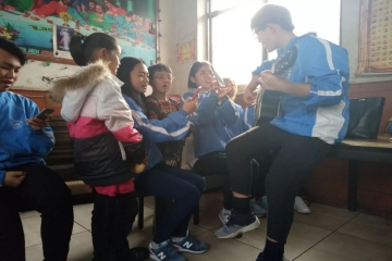 公司师生赴“孔妈妈爱心之家”孤儿院开展献爱心志愿活动