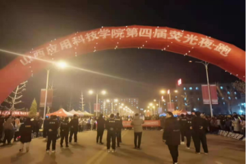 beat365官方网站第四届荧光夜跑圆满结束啦，快来看看那个最闪耀的自己吧！