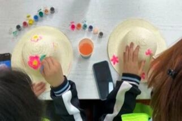 指尖传暖，校社共绘||建工学院组织志愿者开展“巧手传情，共绘美好”手工公益活动