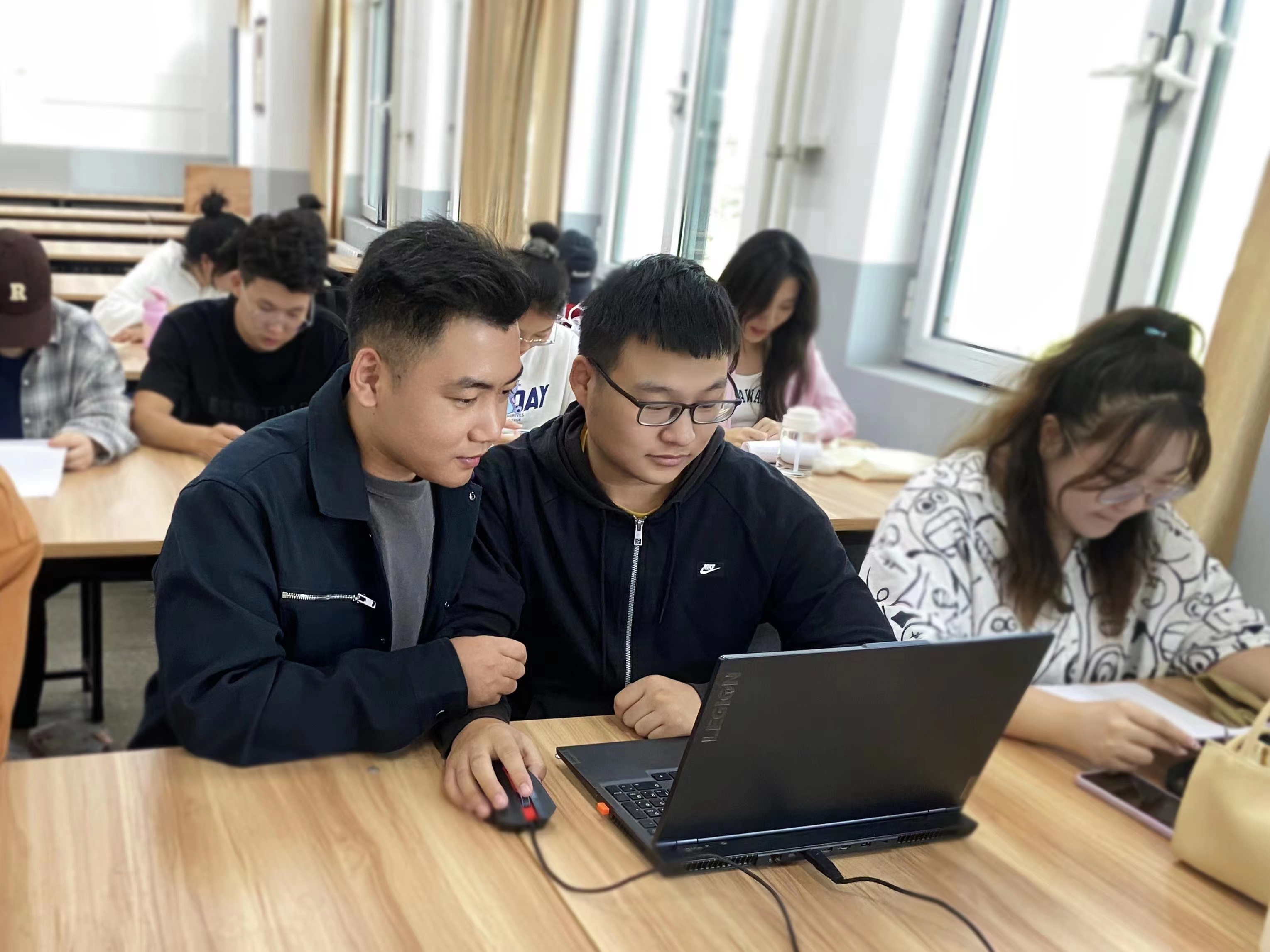 美术学院阎伟工作照